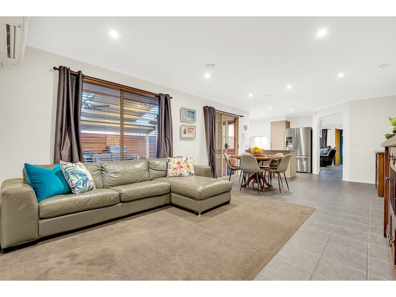 8 Crossdale Green, Craigieburn VIC 3064