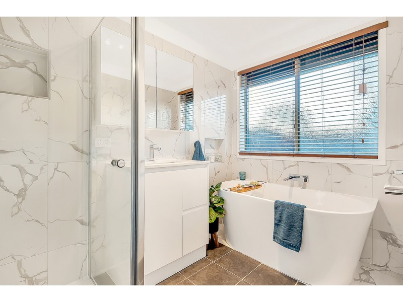 8 Crossdale Green, Craigieburn VIC 3064