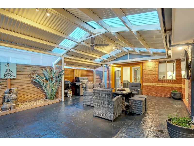 8 Crossdale Green, Craigieburn VIC 3064