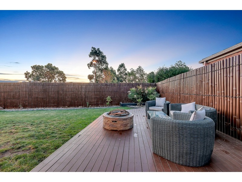 8 Crossdale Green, Craigieburn VIC 3064
