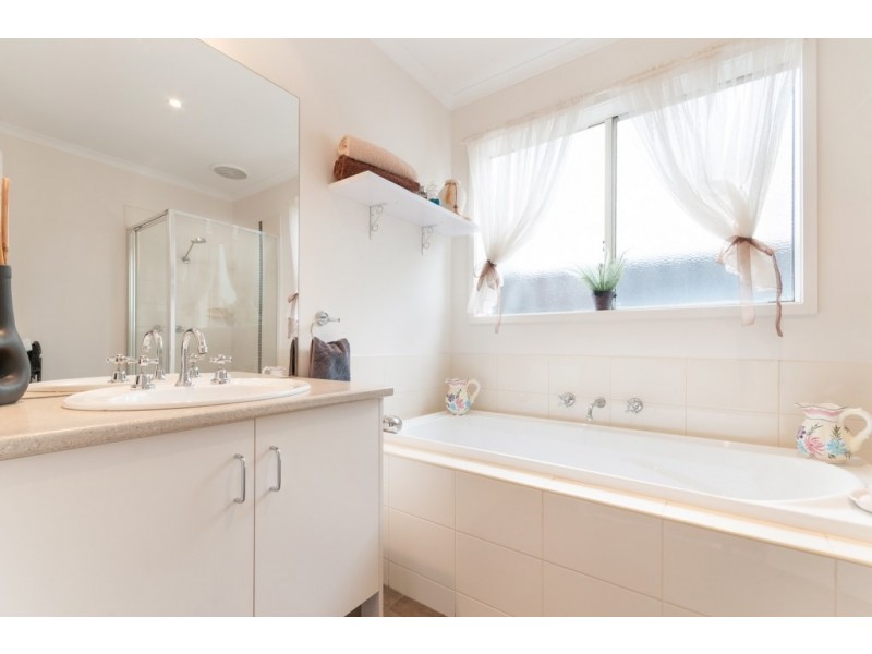 3 Naracoorte Avenue, Craigieburn VIC 3064