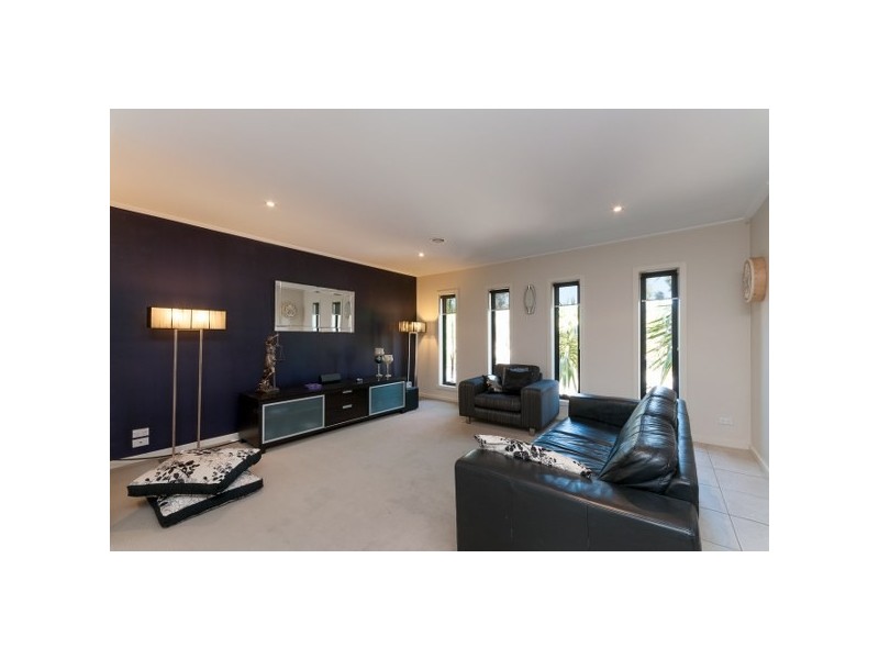 27 Orlando Drive, Roxburgh Park VIC 3064