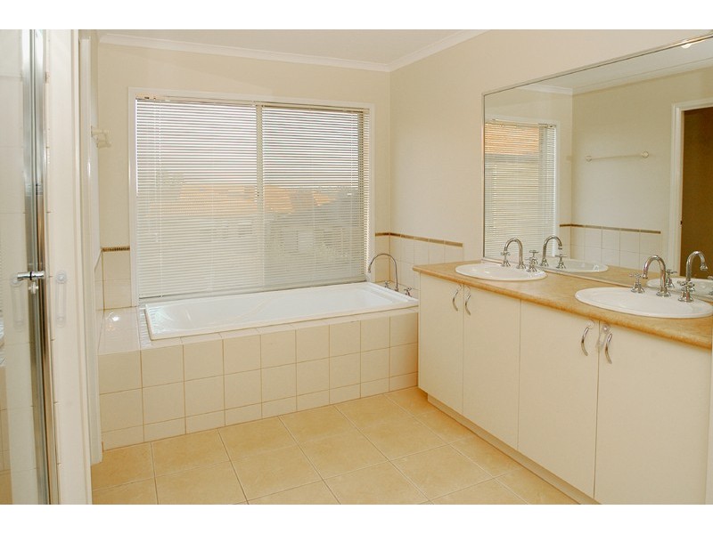 5 Greenhill Place, Craigieburn VIC 3064