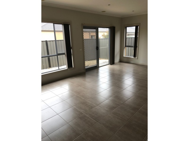 19 Rockwall Drive, Craigieburn VIC 3064