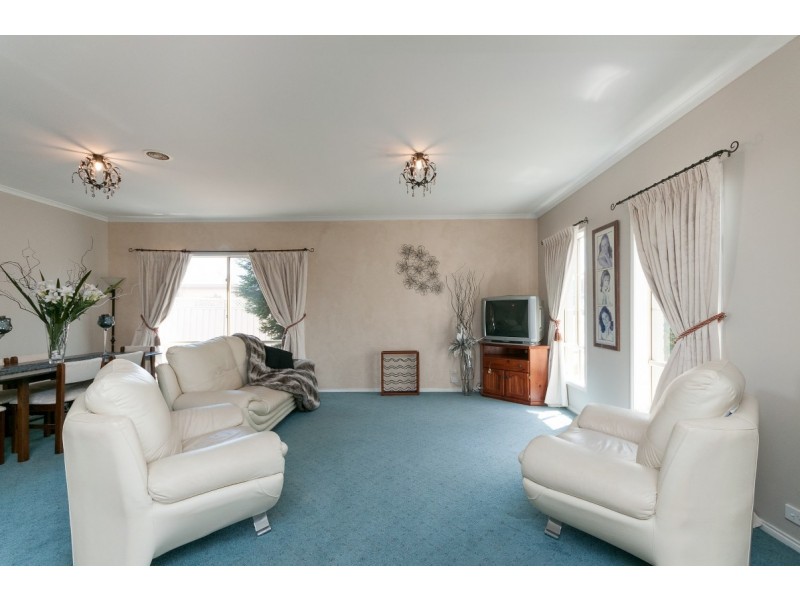 37 Waterford Ave, Craigieburn VIC 3064