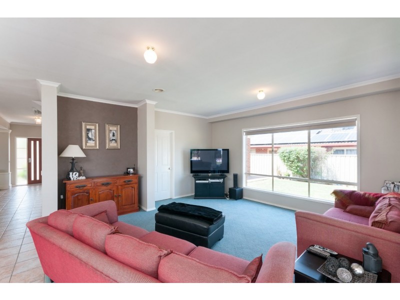 37 Waterford Ave, Craigieburn VIC 3064