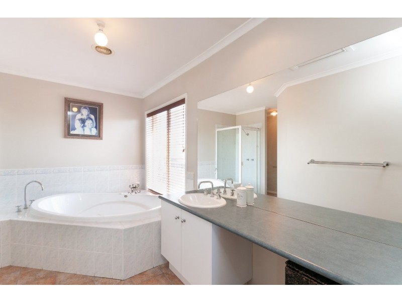 37 Waterford Ave, Craigieburn VIC 3064