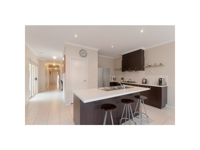 15 Cheltenham Close, Craigieburn VIC 3064