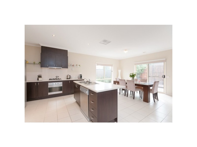 15 Cheltenham Close, Craigieburn VIC 3064