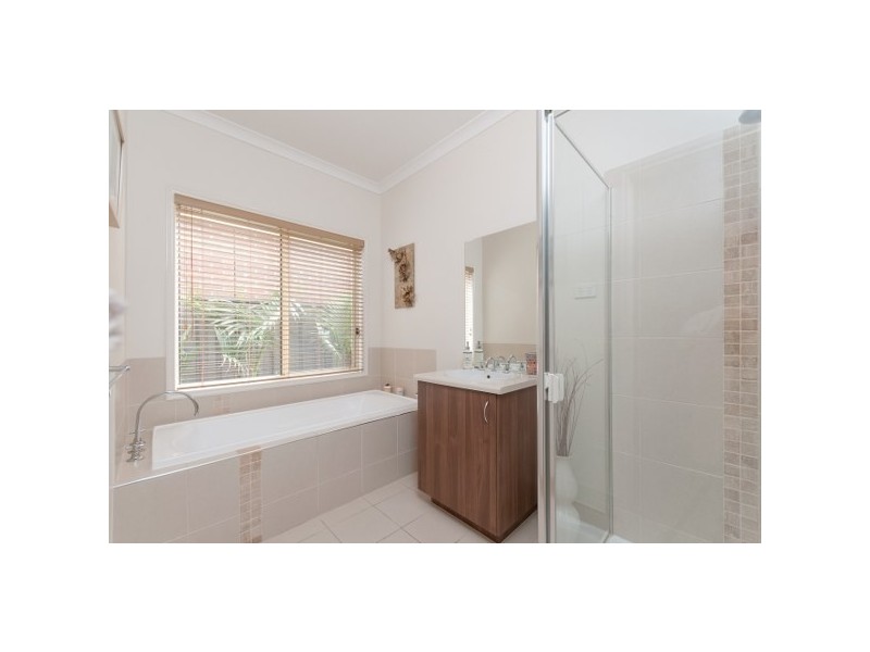 15 Cheltenham Close, Craigieburn VIC 3064