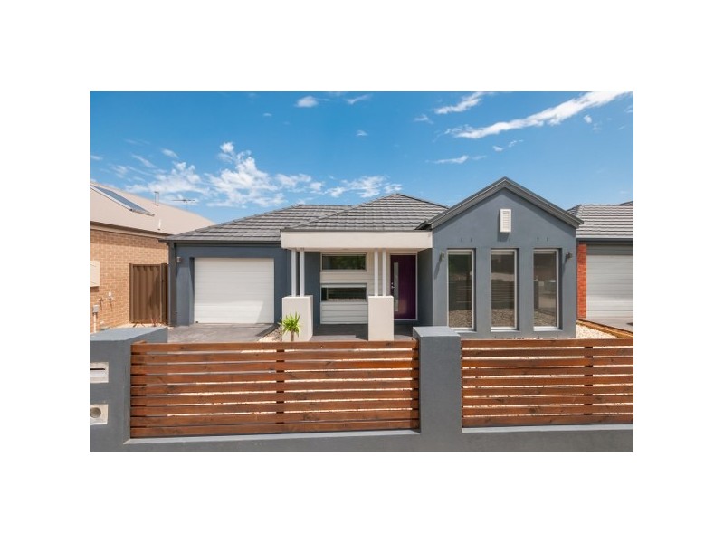 8 Clarendon Avenue, Craigieburn VIC 3064