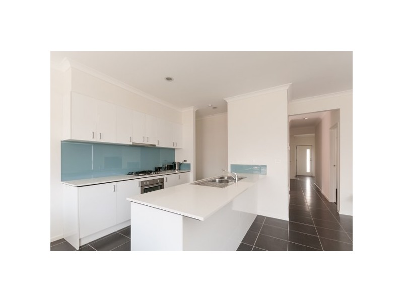 8 Clarendon Avenue, Craigieburn VIC 3064