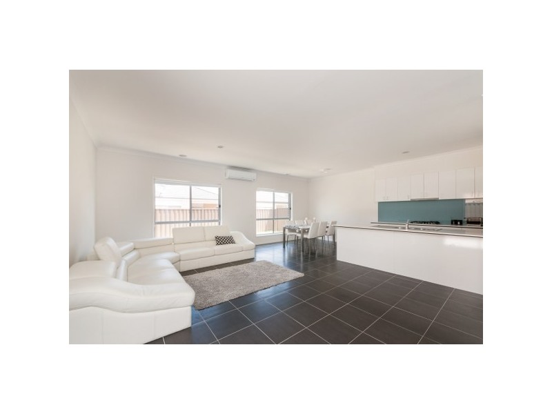 8 Clarendon Avenue, Craigieburn VIC 3064