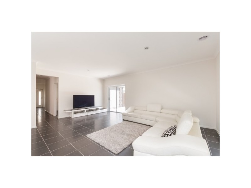 8 Clarendon Avenue, Craigieburn VIC 3064