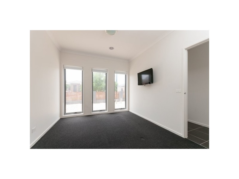 8 Clarendon Avenue, Craigieburn VIC 3064