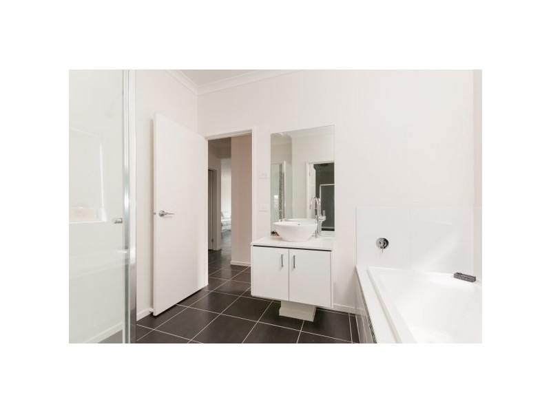 8 Clarendon Avenue, Craigieburn VIC 3064