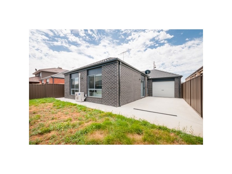 8 Clarendon Avenue, Craigieburn VIC 3064