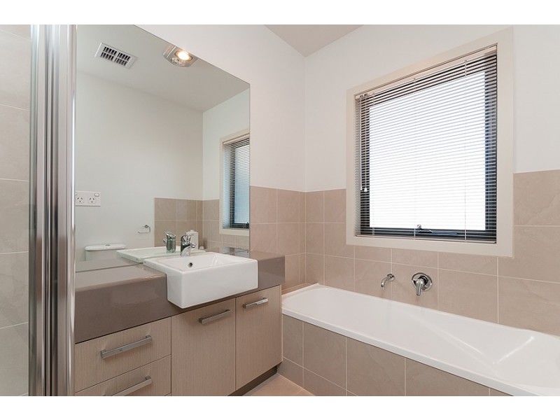 2/95 Dianne Avenue, Craigieburn VIC 3064