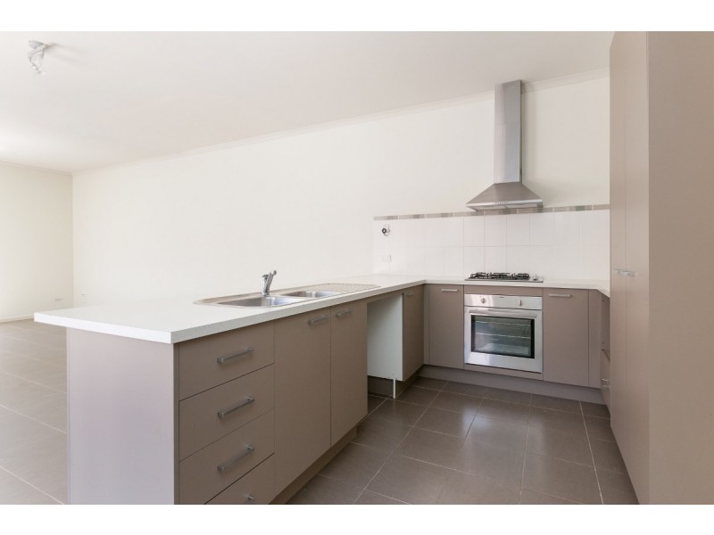 28 Hoxton Cres, Craigieburn VIC 3064
