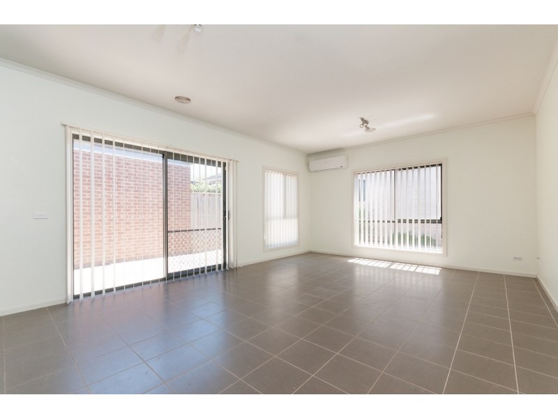 28 Hoxton Cres, Craigieburn VIC 3064