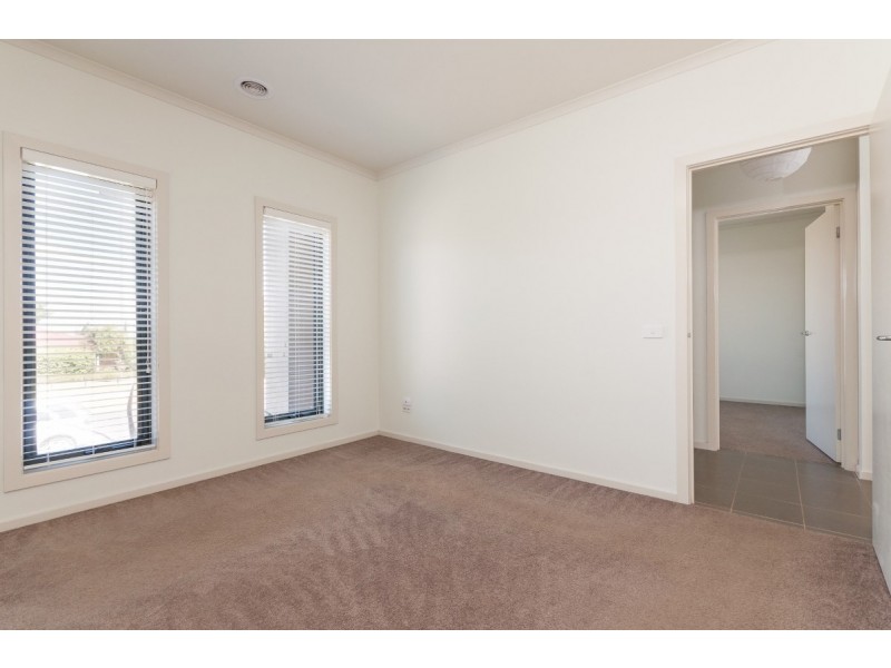 28 Hoxton Cres, Craigieburn VIC 3064