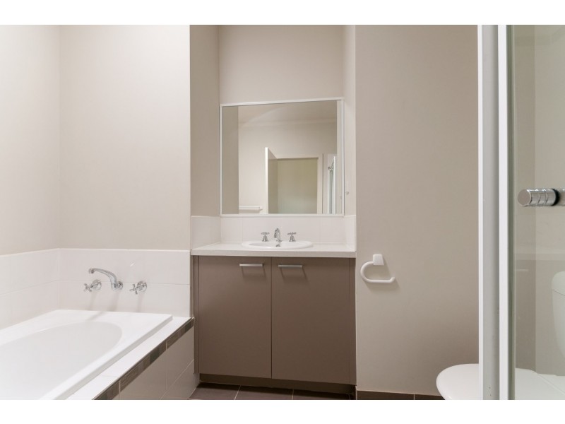 28 Hoxton Cres, Craigieburn VIC 3064