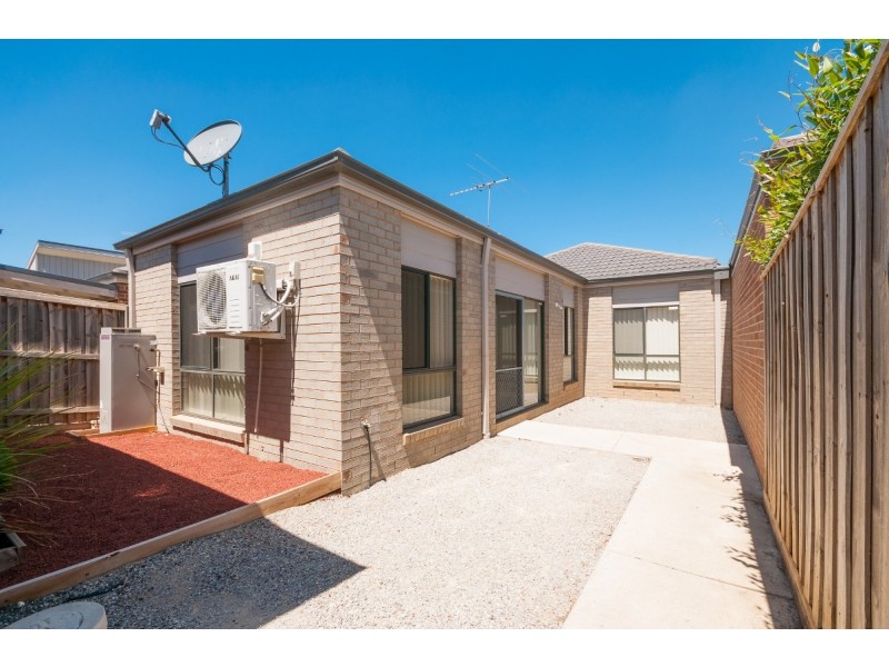 28 Hoxton Cres, Craigieburn VIC 3064