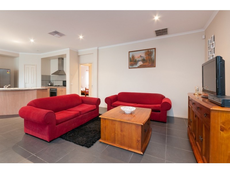 124 Malcolm Creek Parade, Craigieburn VIC 3064