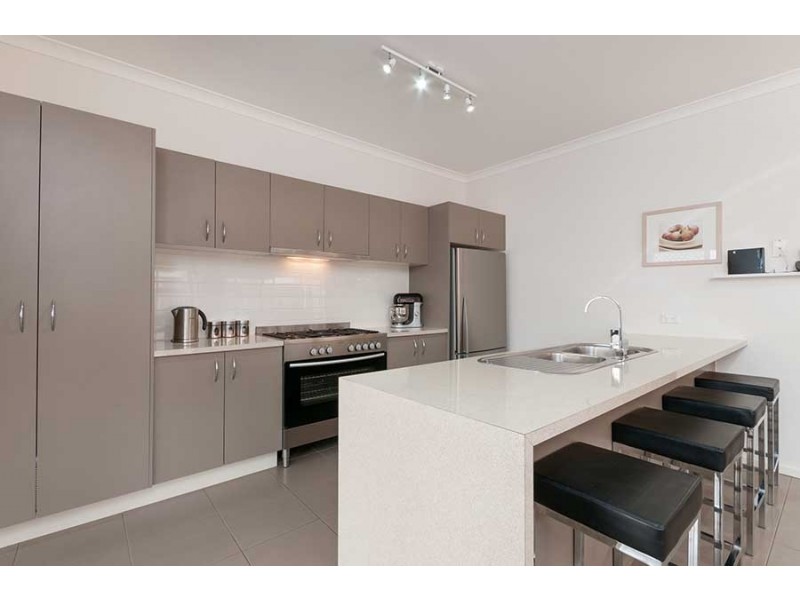 10 Clarendon Avenue, Craigieburn VIC 3064