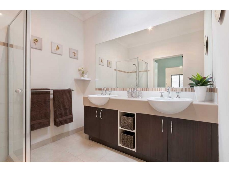 10 Clarendon Avenue, Craigieburn VIC 3064