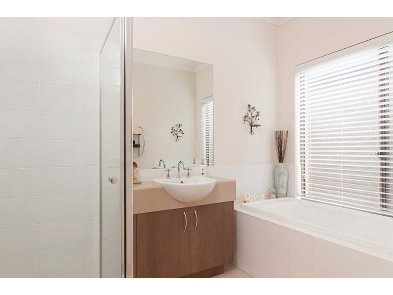 10 Clarendon Avenue, Craigieburn VIC 3064