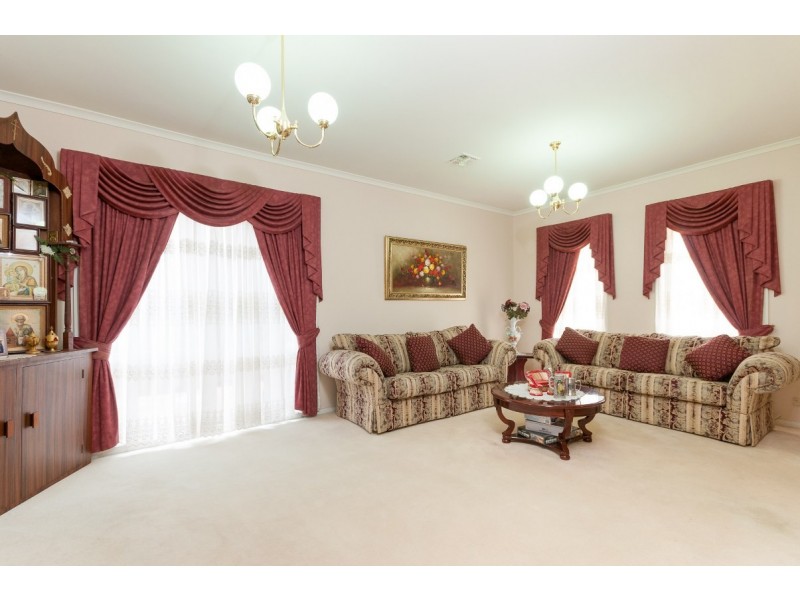 21 McKinley Drive, Roxburgh Park VIC 3064