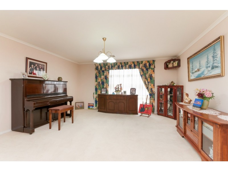 21 McKinley Drive, Roxburgh Park VIC 3064