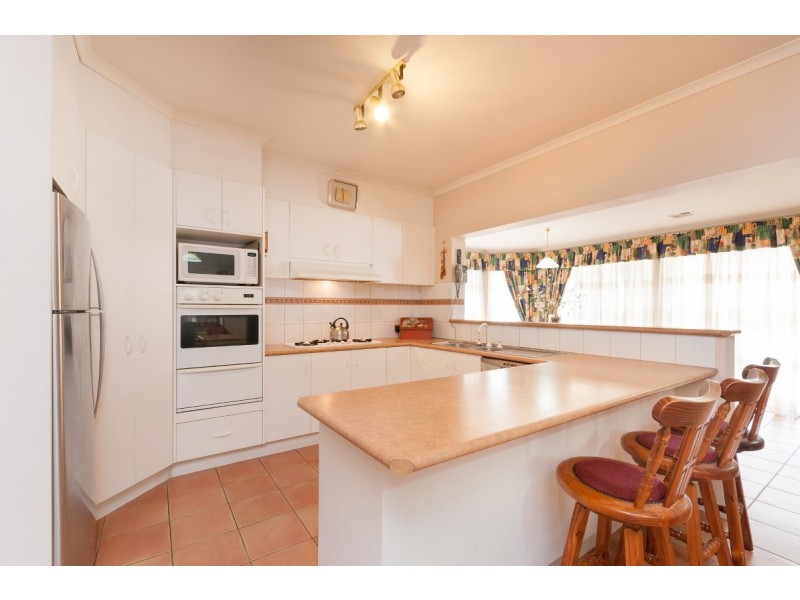 21 McKinley Drive, Roxburgh Park VIC 3064