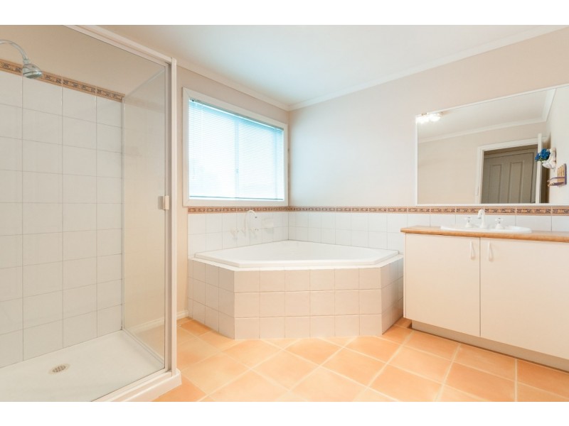 21 McKinley Drive, Roxburgh Park VIC 3064