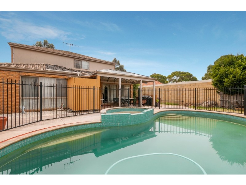 21 McKinley Drive, Roxburgh Park VIC 3064