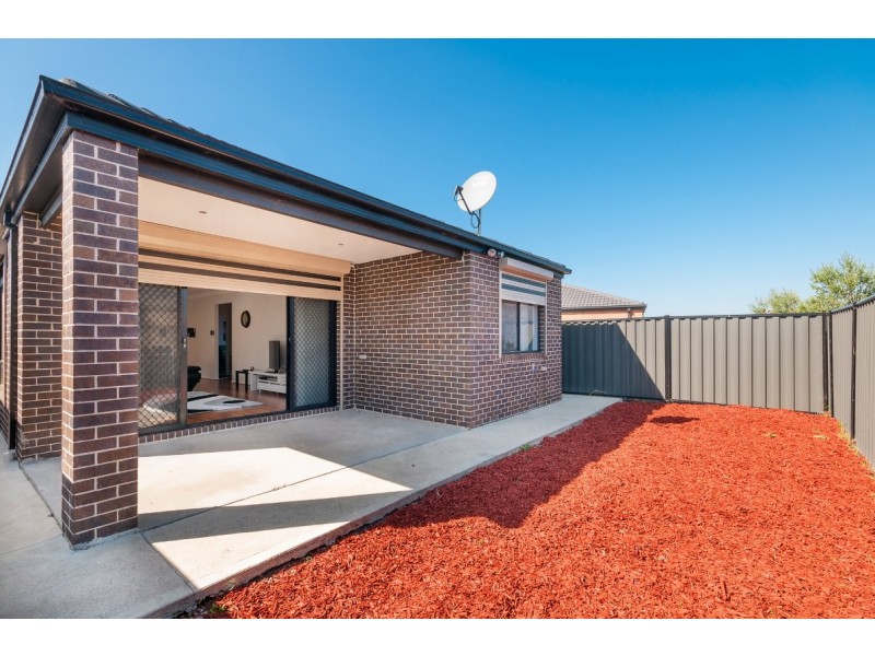 19 Falls Avenue, Craigieburn VIC 3064