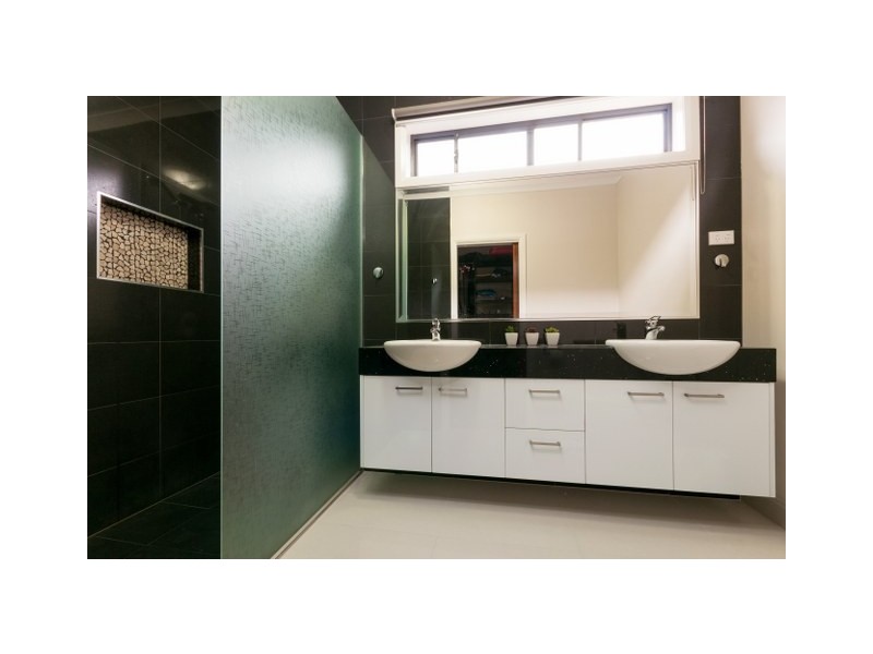 12 Viewside Crescent, Craigieburn VIC 3064