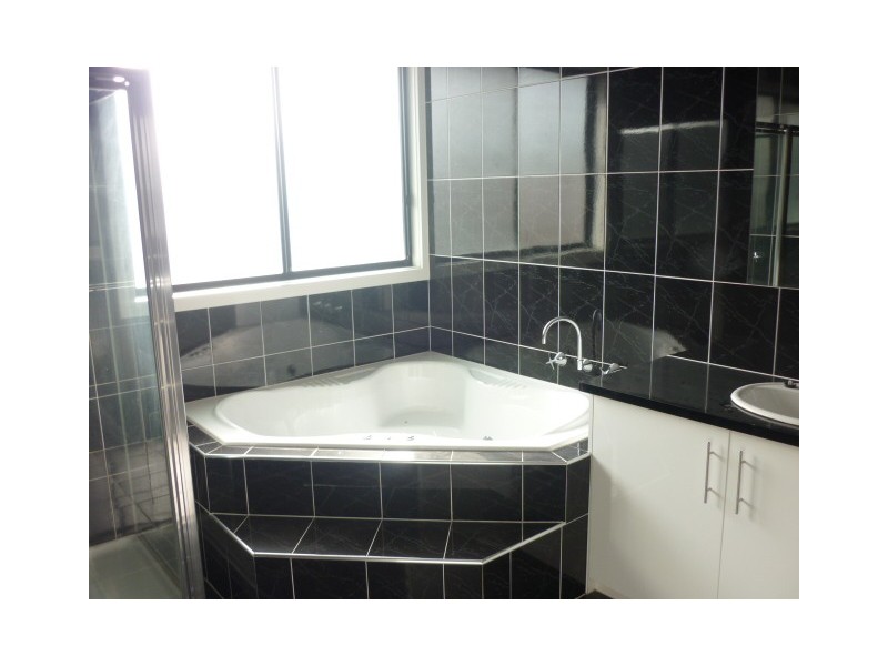 6 Paroo Avenue, Roxburgh Park VIC 3064