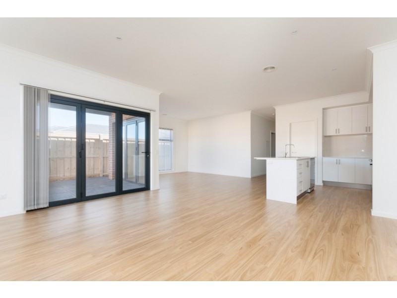 27 Daybreak Vista, Mickleham VIC 3064
