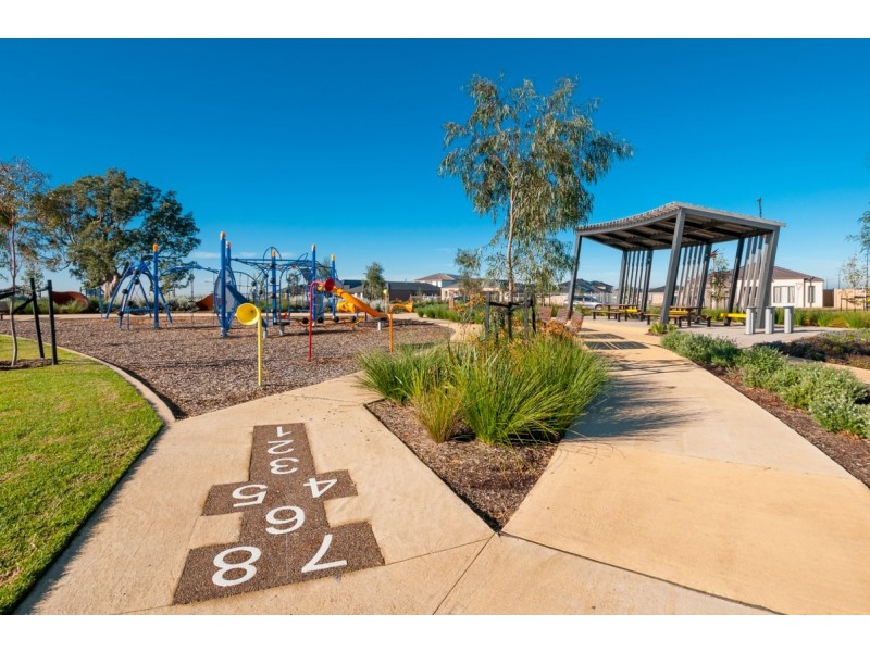 27 Daybreak Vista, Mickleham VIC 3064