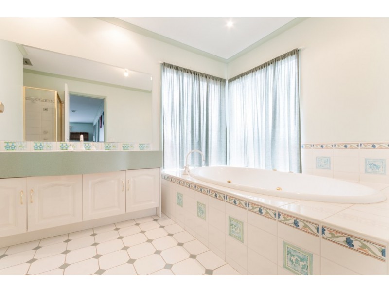 44 Santa Cruz Boulevard, Roxburgh Park VIC 3064