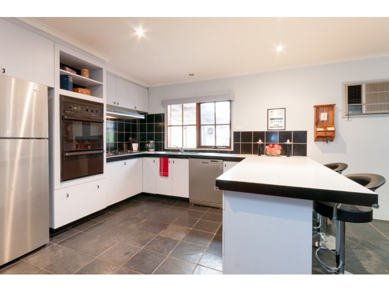 8 Kingston Heath Court, Craigieburn VIC 3064