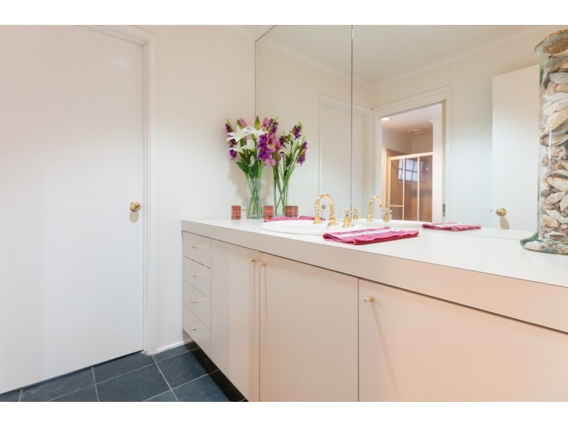 8 Kingston Heath Court, Craigieburn VIC 3064