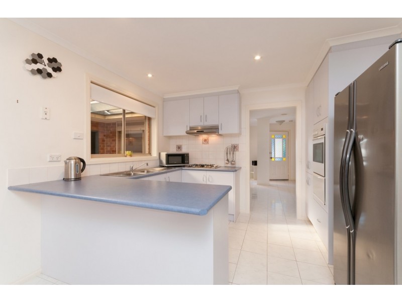 3 Almands Avenue, Roxburgh Park VIC 3064