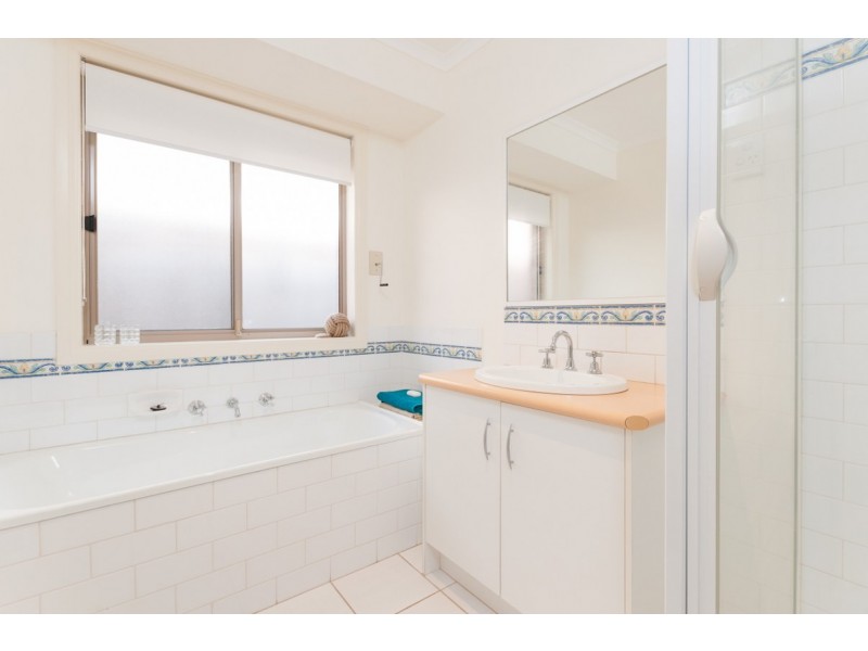 3 Almands Avenue, Roxburgh Park VIC 3064