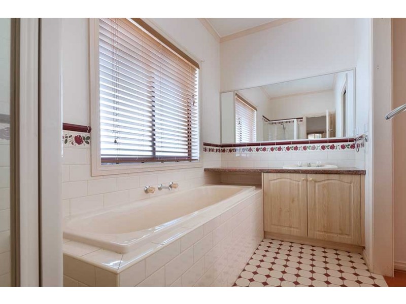 37 Woodlea Crescent, Craigieburn VIC 3064