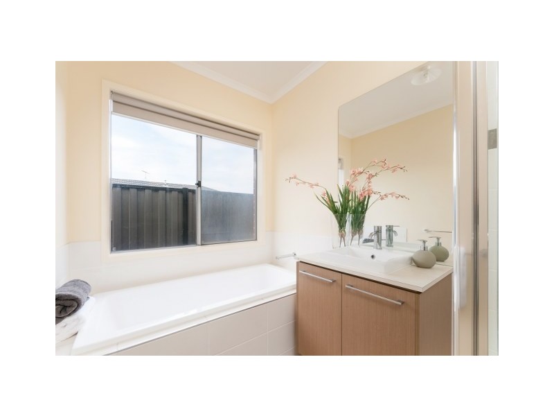 48 Biltmore Crescent, Roxburgh Park VIC 3064