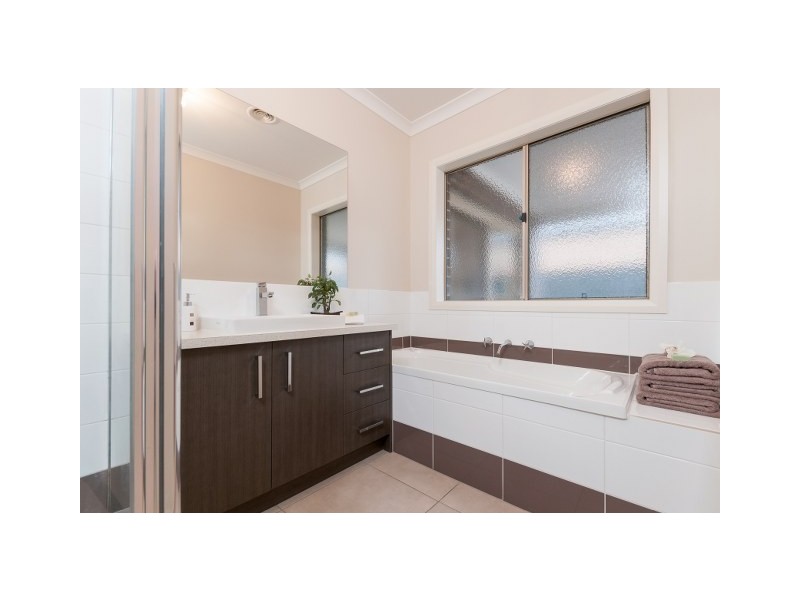 60 Bridgehaven Drive, Craigieburn VIC 3064