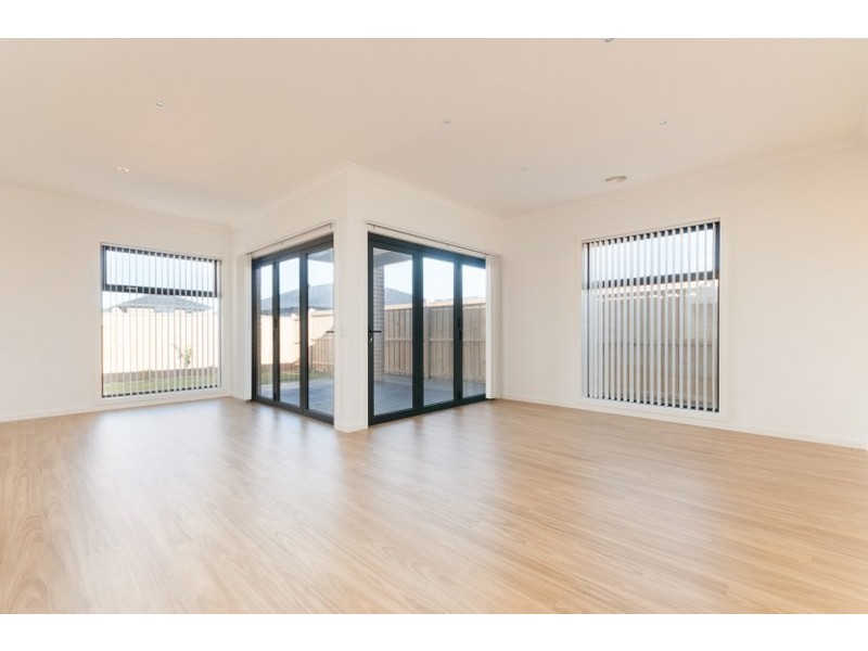 27 Daybreak Vista, Mickleham VIC 3064